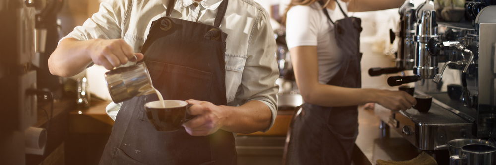 Barista beim Zubereiten eines Cappuccinos