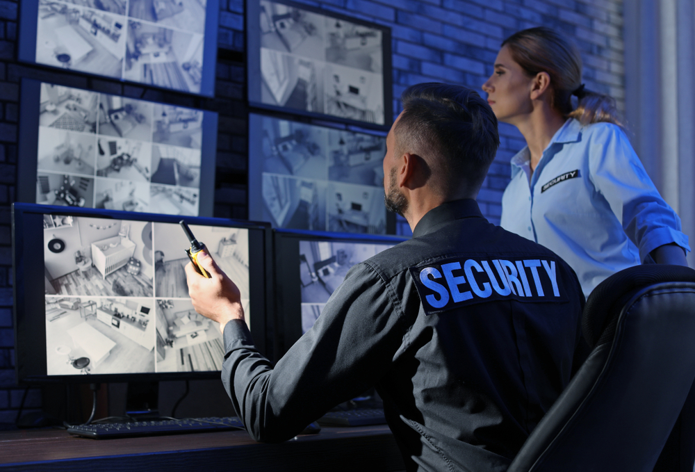 Security Team überwacht Bildschirme