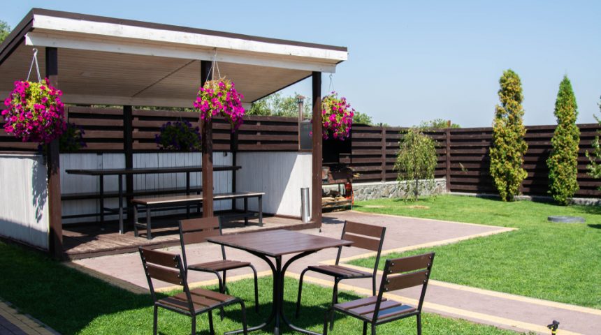 Terrassenüberdachung mit Montage – Kosten und Preise im Überblick Terrassenüberdachung mit Montage – Kosten und Preise im Überblick