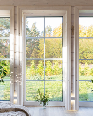 Moderne Fenster mit viel Tageslicht in einem Wohnraum
