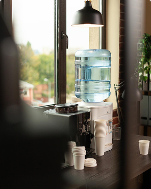 Erfrischendes kühles Trinkwasser – Wasserspender fürs Büro